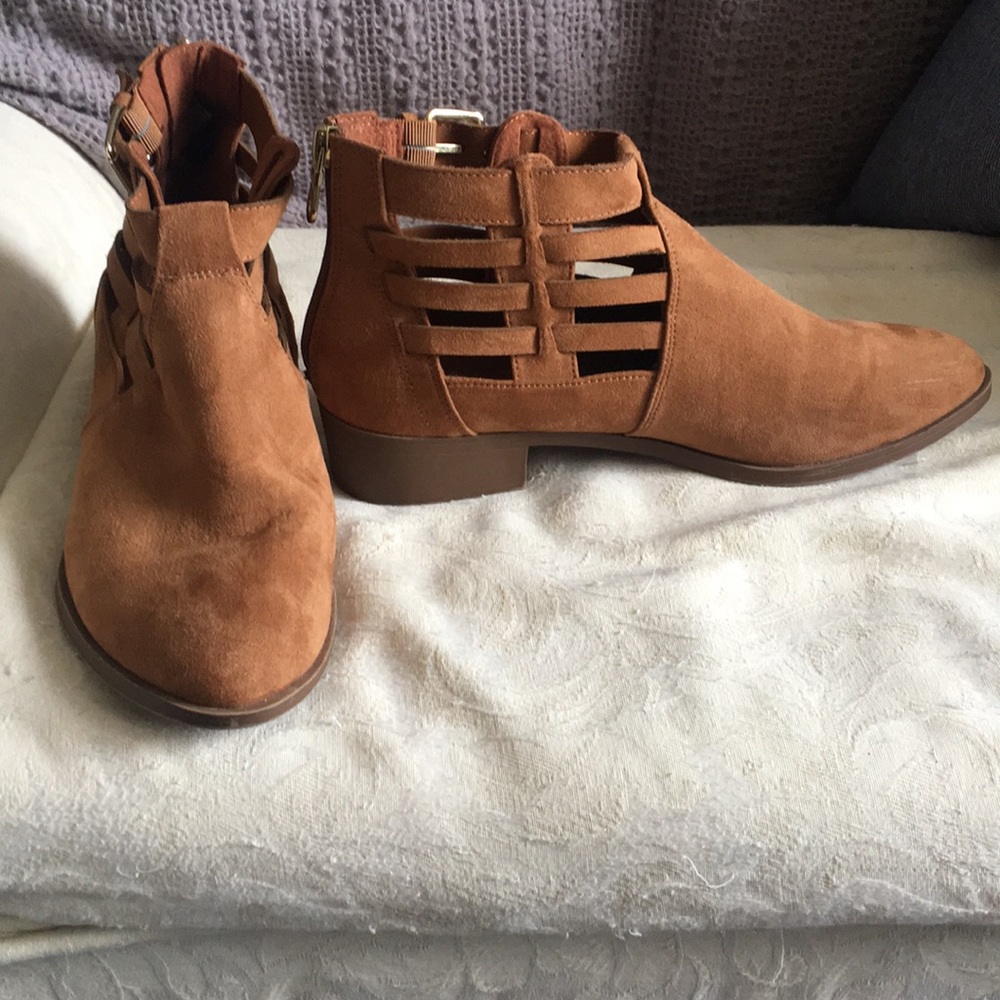 Brown suede ankle booties 🌼